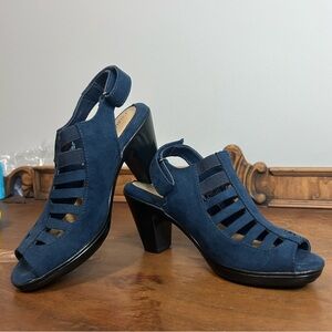 Croft & Barrow Blue Heels with Chunky Heel and Peep-Toe Design, Size 6.5